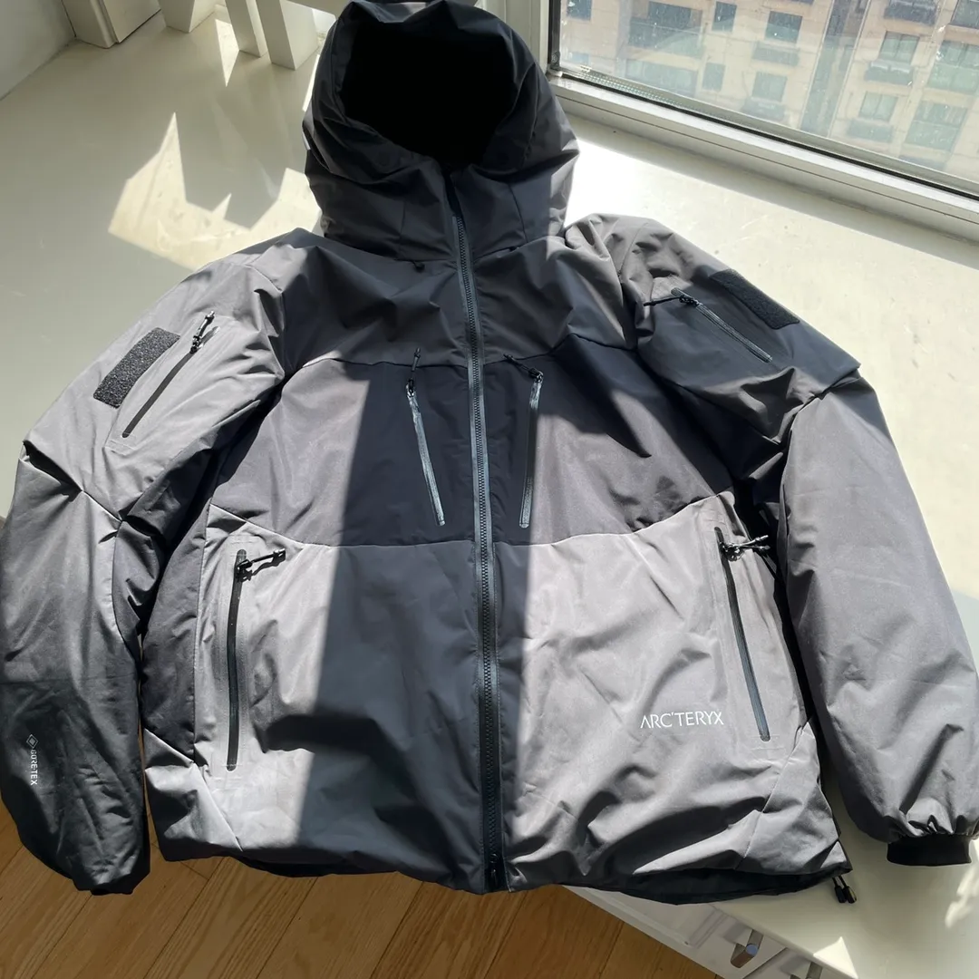 【 Quality 90 Rebound】 In Stock YB Arcteryx System_A 4.0【 】Series KOBAH PARKA logo Same Style / / Same Style “ ” ， JILSANDER ， Series ， ， ， ！ “ ” ！ 【 】Series System ！ ！ ！ “ ” ✅【 】Series : ， ，Classic ， ， ！ ① : ！！Pink ， ， ， ！ ！ ② : Gray ， Gray ，Classic ！ ✅ : 2L 40D GORE-TEX ， : Coreloft Polartec Power Air Series ， Breathable ！ ✅ : Series ， ！ ， ！ ✅ : System Series Gortex TEX ！ : ， ， ！ ！ ✅ : Series YKK 5VST，YKK ！ 。 : ！ 2K ！！ ✅ : FP ！ g！ ！！ ！！ “ ” ！ ✅ : OS ， ！ ！ ！！ : : / Gray Size: XS/S M L XL/XL(OS ） XS 67 46 114 S 69 48 118 M 71 50 122 L 73 52 126 XL 75 54 130 XXL 77 56 134 : XS:150-160cm 80-100 S:160-170cm 100-130 M:165-175cm 120-140 L:170-180cm 140-160 XL:175-185cm 160-180 XXL:180-190cm 180